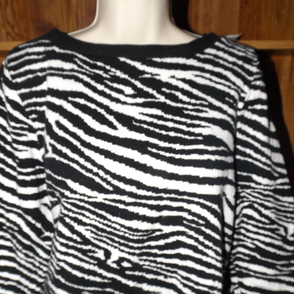 Womens black and white zebra stripe sweater XL
